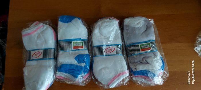 Lot de 50 paires de socquettes fille taille 31/34 neuf emballer