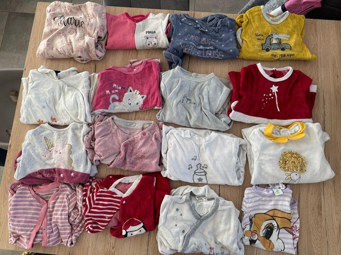 Lot de 16 pyjamas 12 mois - photo numéro 1