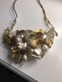 collier fleurs dans les tons dorés et blanc