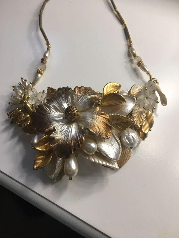 collier fleurs dans les tons dorés et blanc - photo numéro 1