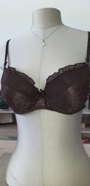 Soutien gorge marron + 2 strings assortis