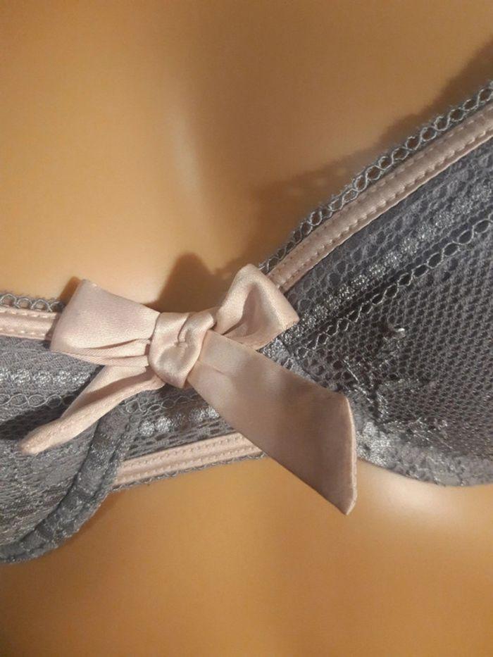 Soutien-gorge gris et couleur nude taille 90B - photo numéro 8