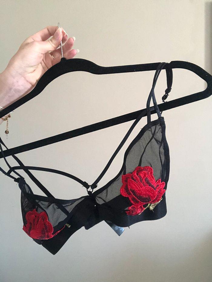 Soutien gorge noir et rouge - photo numéro 1