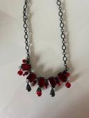 Collier noir avec pierres rouges