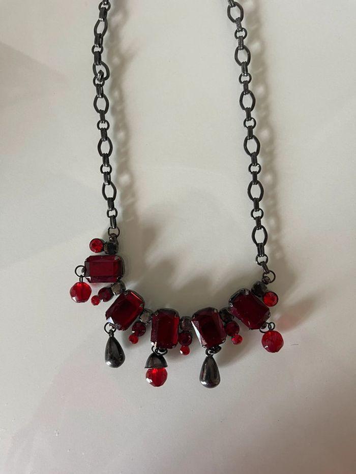 Collier noir avec pierres rouges - photo numéro 1