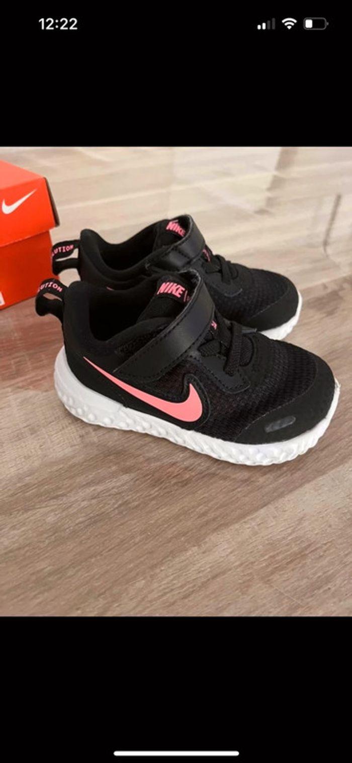 Nike révolution 5 noires et roses - photo numéro 4