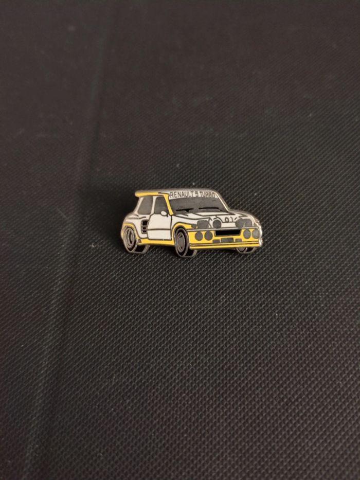 Pin's Renault 5 turbo R5 Rallye signé Locomobile 94 - photo numéro 1