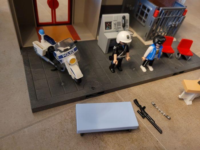 Playmobil City Action 5299 Commissariat de police transportable - photo numéro 4