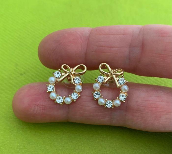 Magnifique paire de boucles d'oreilles noeud chic, strass et perles blanches en alliage doré - photo numéro 3