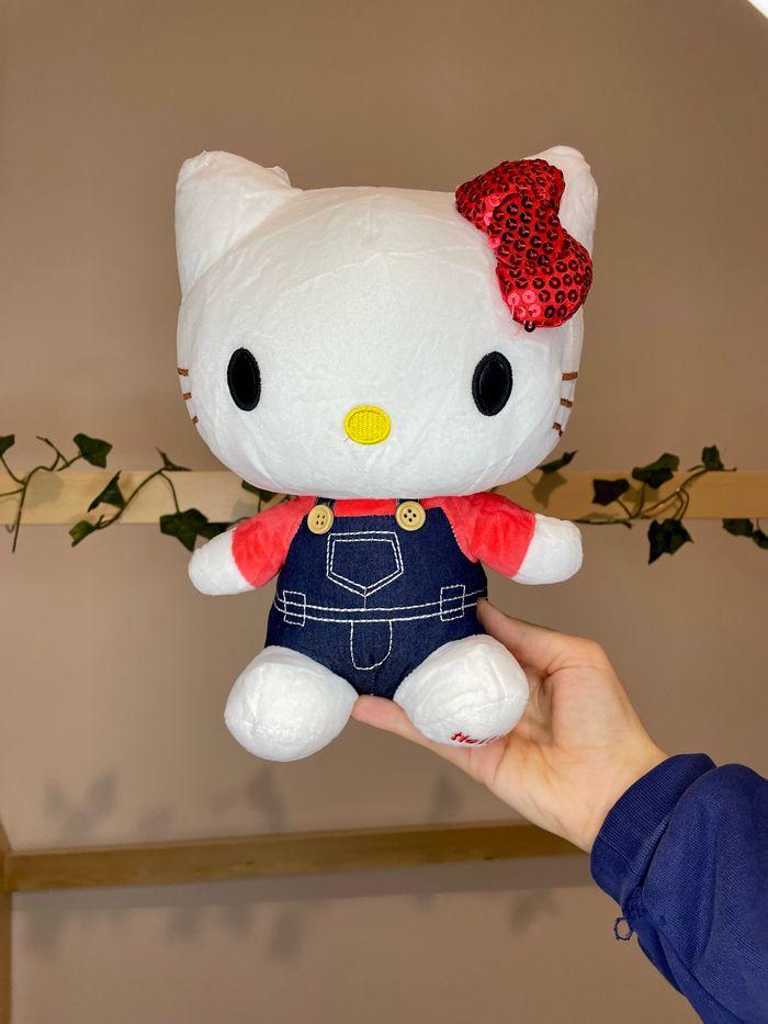 Peluche Hello Kitty en salopette, lacet pailleté - photo numéro 1