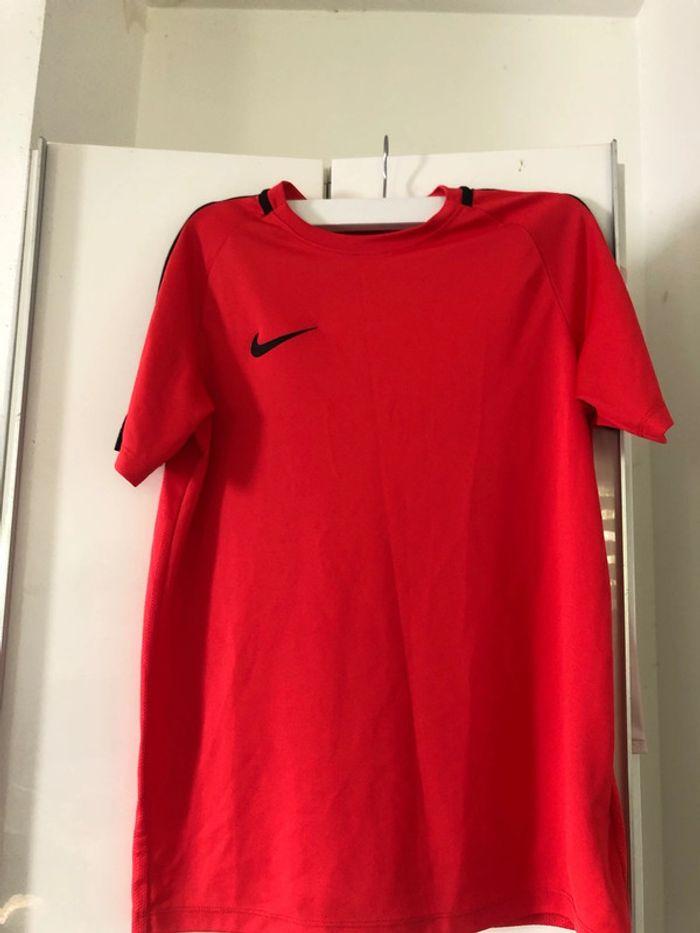 Maillot/ t shirt Nike . L enfant . 11/ 13 ans - photo numéro 1