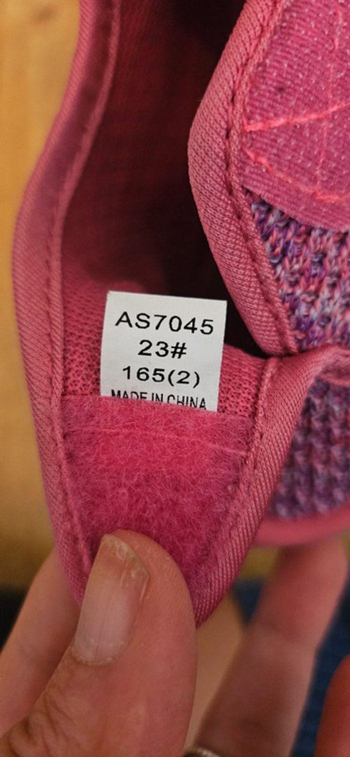 Chaussons filles taille 23 quasi neufs, antidérapants - photo numéro 3