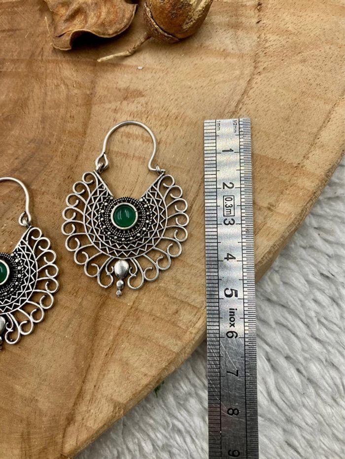 Boucles d’oreilles créoles en laiton Indien avec pierres d’Onyx vert - photo numéro 4