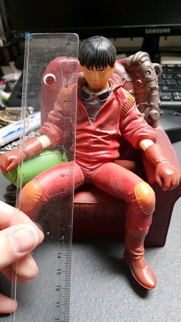 Figurine Akira Kaneda assis dans un fauteuil - photo numéro 9