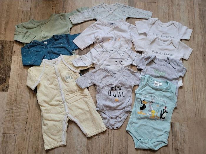 Lot de 3 pyjamas et 8 bodys garçon en 1 mois - photo numéro 1