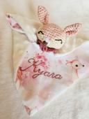 Doudou lange Blanche la Biche en crochet fait main cadeau de naissance anniversaire personnalisable