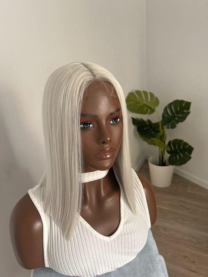 Perruque bob blonde carré plongeant lace front - photo numéro 6