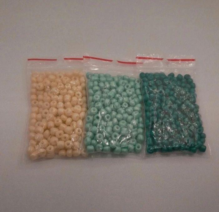 Lot de 3 sachets de 20g de perles de rocailles tons vert  de 4 mm