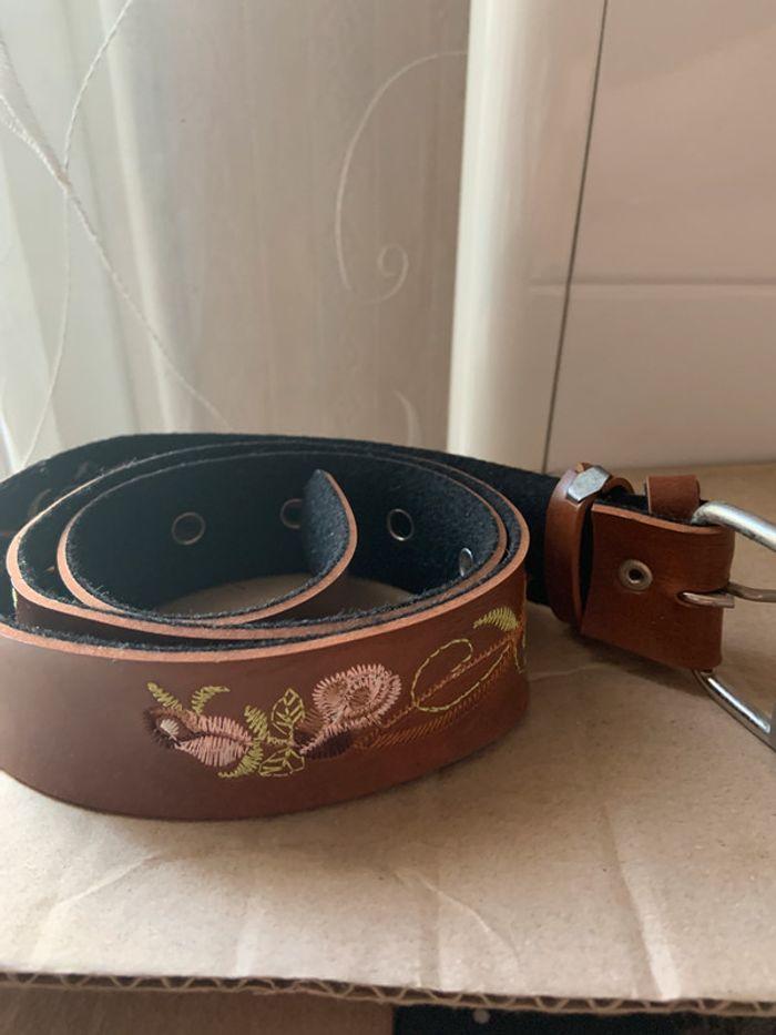 Ceinture en cuir marron brodée de fleurs - photo numéro 1