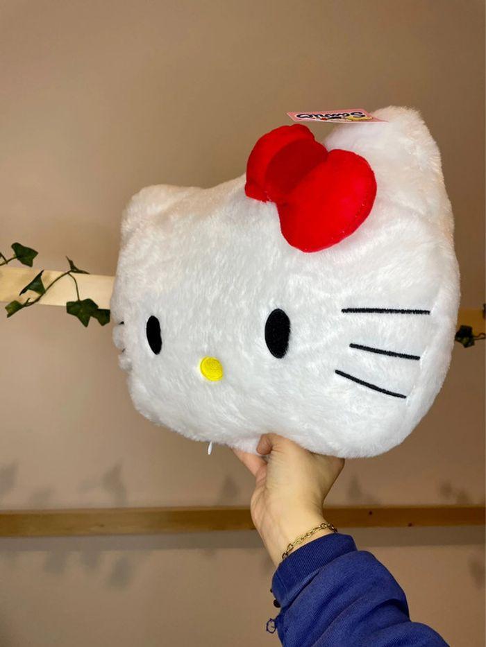 Peluche coussin Hello Kitty grande taille - photo numéro 2