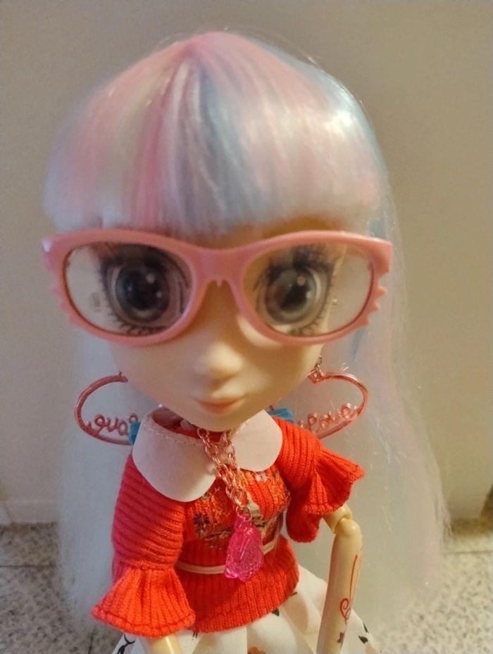 Poupée kawaii lunettes cheveux blancs mèches - photo numéro 5