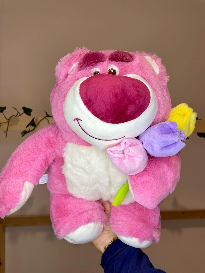 Peluche Lotso Toy Story et son bouquet de fleurs 💐 - photo numéro 2