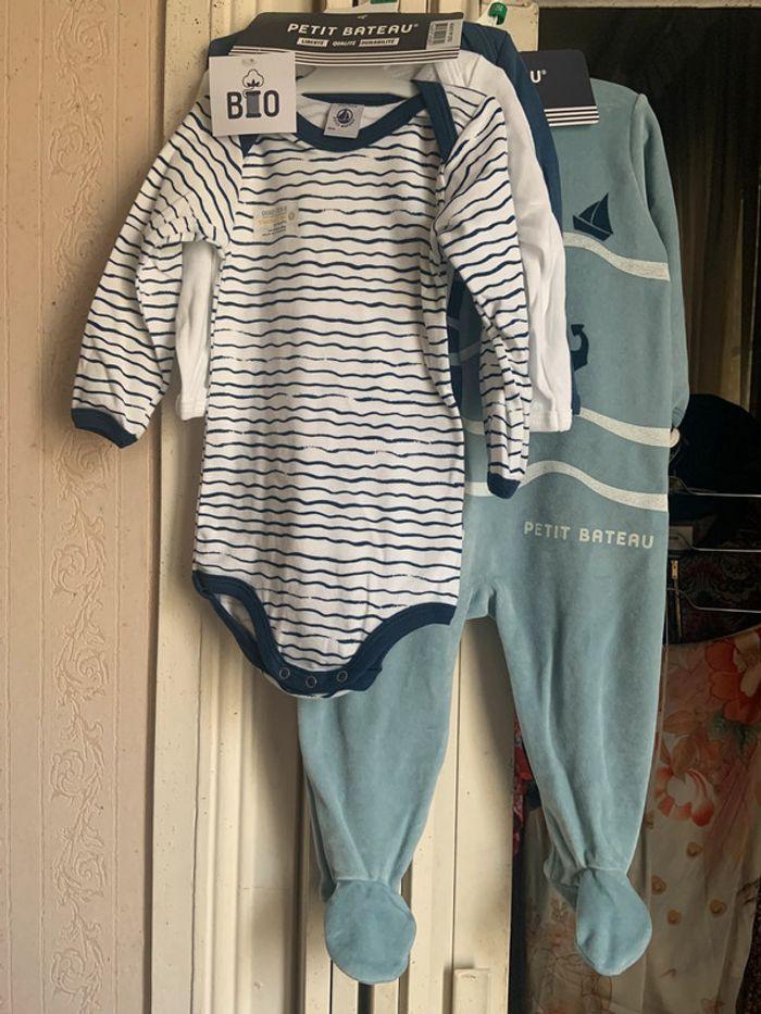 Lot de 3 bodies et 1 Pyjama / dors bien Petit bateau 12 mois - photo numéro 1