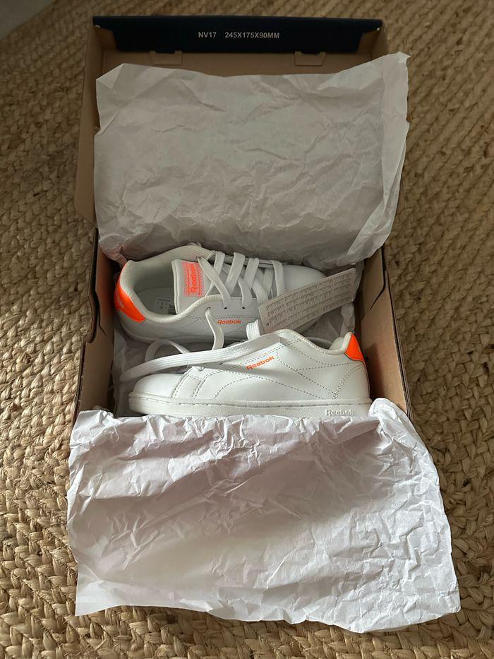 Baskets reebok blanc/orange pointure 30 neuf avec étiquette - photo numéro 1