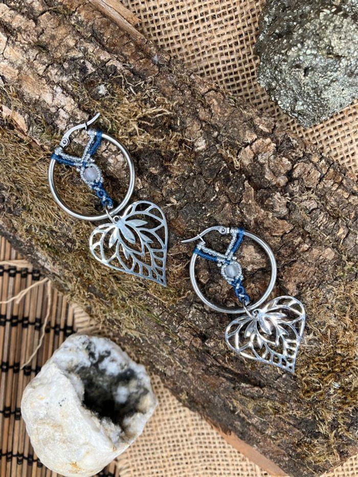 Boucles d’oreilles créoles en macramé et acier inoxydable avec pierres d’Agate blanche - photo numéro 1