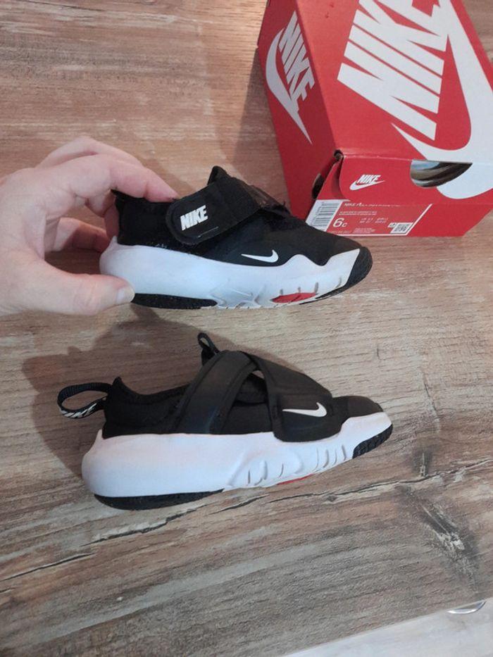 Baskets Nike taille 22 - photo numéro 4