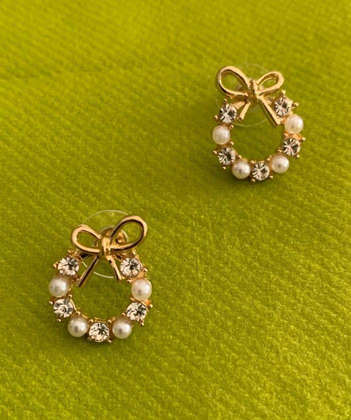 Magnifique paire de boucles d'oreilles noeud chic, strass et perles blanches en alliage doré - photo numéro 6