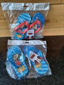 2 paires de tongs taille 28/30 motif Mickey