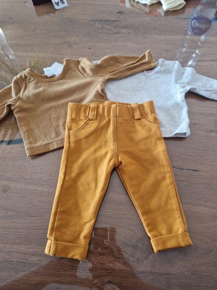 Lot 2 t-shirt ML H&M et pantalon kiabi 1 mois - photo numéro 1