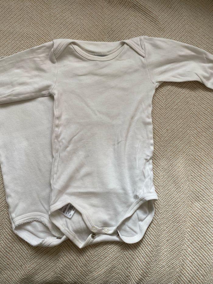 Lot bodies blanc petit bateau 6 mois - photo numéro 2