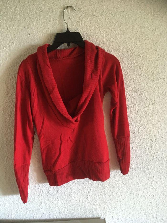 Pull rouge décolleté