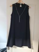 Robe noire en crêpe avec collier