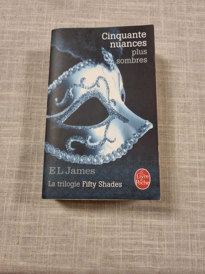 Livre EL James Cinquante nuances plus sombres