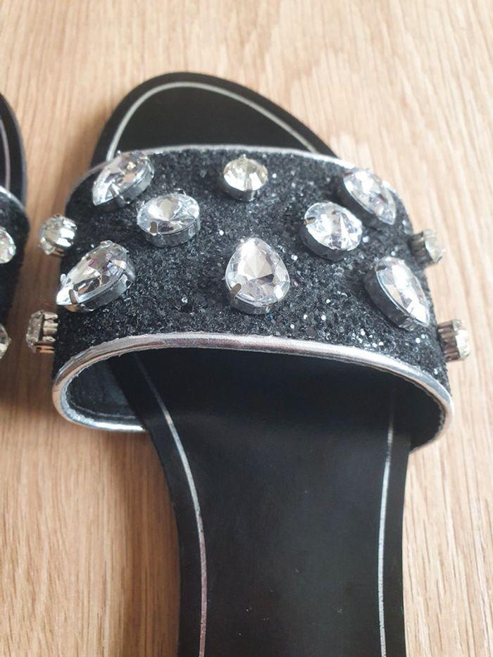 Mules plates noir avec gros strass et paillettes - photo numéro 3