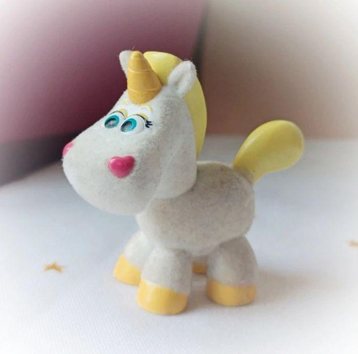 Mini small petite figurine figura licorne unicorn douce toy story buttercup Disney Pixar mattel - photo numéro 1