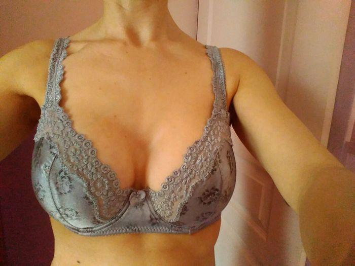 Soutien gorge gris avec motifs fleurs. - photo numéro 1