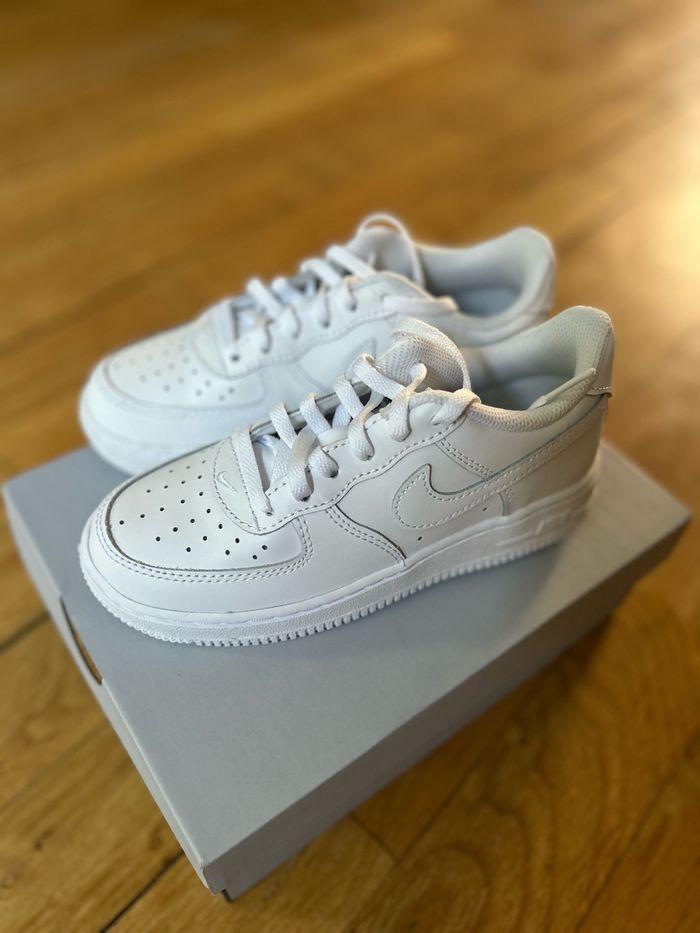 Nike Force 1 blanches pour enfants pointure 31 - photo numéro 6