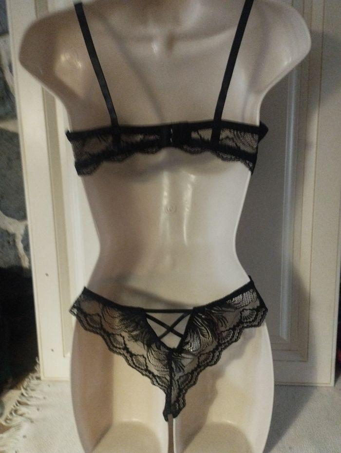 Ensemble de lingerie neuf avec armatures sans rembourrage. 95C L  pour le tanga - photo numéro 4