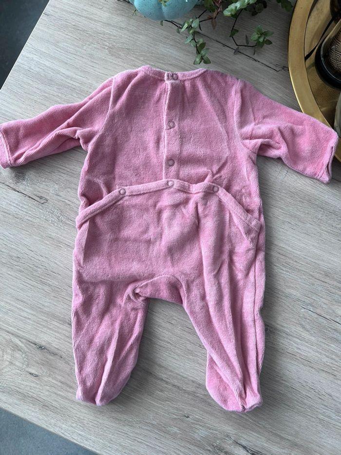 Lot de 2 pyjamas / grenouillères manches longues en velour taille 1 mois - photo numéro 6