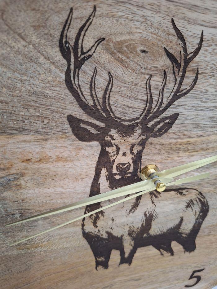 Horloge en bois de manguier massif gravé d'un cerf - photo numéro 3