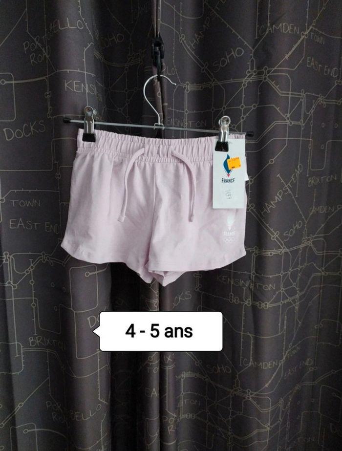 Short Lila neuf 4-5 ans - photo numéro 1