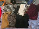 Lot  de plus de 150 vêtements neufs ou mit 1 ou 2 fois, T40 42  robes , salopettes,t shirts,vestes, botte ,sac guess et desigual,manteau,chaussures,...