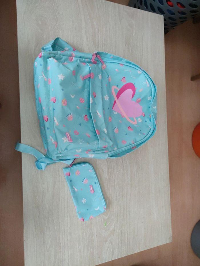 Cartable et sa trousse assorti