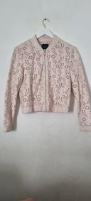 Petite veste rose ajourée