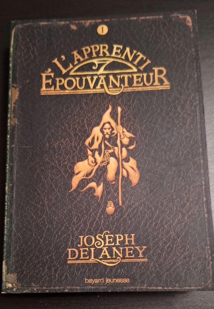 Livre l'apprenti épouvante en parfait état (la couverture est comme ça c'est le dessin)