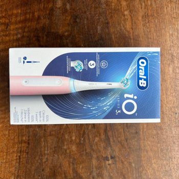 1 Brosse à dent électrique Oral B IO avec 2 Brossettes - photo numéro 2